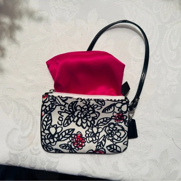 NWOT Coach Y2K Poppy Graffiti Floral Wristlet - Picture 4 of 4